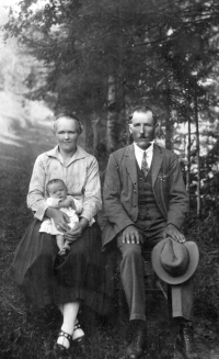 Rodiče manžela Anny Macečkové Jaroslava Macečka ve 30. letech