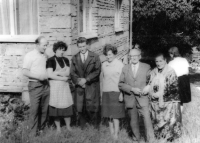 Vlevo Anna Macečková s manželem Jaroslavem u rozestavěného domu ve Štěpánkovicích