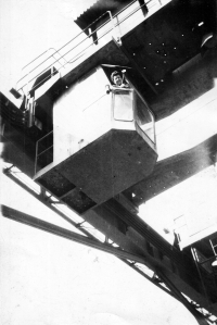 Sestra Anny Macečkové Luci na jeřábu ve Vítkovických železárnách Klementa Gottwalda v Ostravě