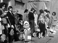 Anna Macečková třetí zprava během oslavy 1. máje