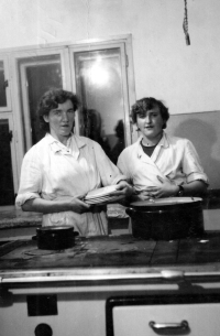 Anna Macečková kuchařkou v brigádnické jídelně v Osoblaze