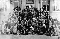 Uprchlíci z Hlučínska a místní řádové sestry v roce 1938 na ostrově Wangerooge v Severním moři. Anna Macečková v první řadě stojících dětí devátá zprava s kabelkou