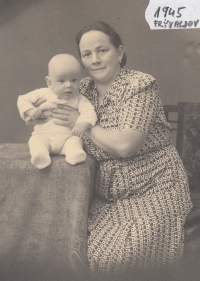 Jiří Juřena s maminkou Paulou,1945, Frývaldov