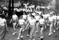 Spartakiáda ve Vrbně pod Pradědem, Anna Marková úplně vlevo, 1955