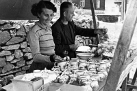 Matka a otec Anny Markové prodávají na trhu sklo a porcelán