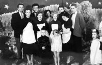 Anna Marková druhá zleva na fotografii, kterou nazvala akce pro děti, začátek 60. let