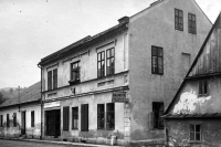 Dům ve Vrbně pod Pradědem se sklenářstvím a prodejnou skla, ve kterém se stal otec Anny Markové v roce 1945 národní správce