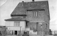 Dům Erharda Pluškeho postavený z vlastnoručně vyrobených pálených cihel, první polovina 60. let
