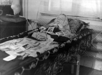 Matka Anežka v rakvi se "svatými obrázky"