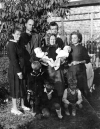 Erhard Pluške nahoře vpravo, vedle něj bratr Vilém, vlevo sestra Frída, vpravo manželka Marta, uprostřed matka Anežka