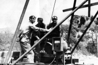 Erhard Pluške vpravo při zatloukání larsenů na stavbě v areálu Dolu Zárubek v Ostravě