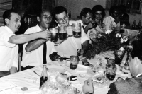 Erhard Pluške vlevo na svatbě synovce