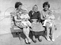 Vlevo sestra Frída, uprostřed matka Anežka a vpravo švagrová Erharda Pluškeho