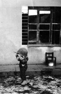 Synovec Erharda Pluškeho Reiny s helmou německé armády