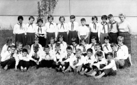 Jiří Tieftrunk s pionýrským šátkem, vlevo vedle učitelky