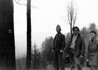 Jiří Tieftrunk uprostřed na Hostýně s rádiem Grundig, s kolegy zkoušeli příjem rozhlasových stanic