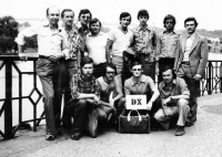 Jiří Tieftrunk nahoře třetí zleva s kolegy z DX klubu