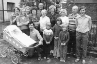 Jiří Tieftrunk s kočárkem, křtiny syna Petra