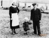 Manželé Štěpánkovi s dcerou Dobruškou u sebe doma v Lipinách