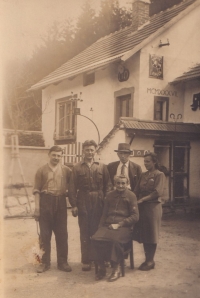 Antonín Lehečka (v klobouku), vpravo jeho sestra, která zůstala v Čechách, její manžel, kolář, pod nimi sedící babička, 1936