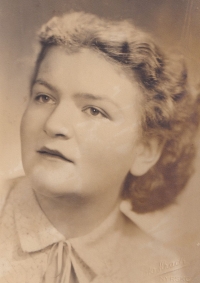 Věnceslava Vlčková, rozená Špirková, zamlada