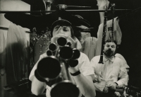 Jiří Vyšohlíd (vlevo) v inscenaci Jak se na co hraje (režie Josef Krofta), 1975, Hradec Králové