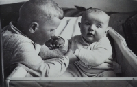 Bratři Jiří (4) a Petr (1) 