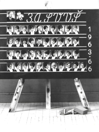 Jana pátá v první řadě, třídní tablo na ukončení střední školy SVVŠ v Pelhřimově, 1966