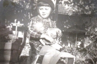 Věra Benešová s oblíbenými hračkami - 40. léta 20. století 