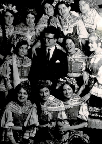 Pamětnice první zprava v první řadě, ve hře Slovácká princezna provedené na Střední škole pedagogické v Kroměříži, 1966