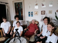 Tým ze ZŠ Elišky Krásnohorské s pamětnicí Libuší Hlinovskou, říjen 2024