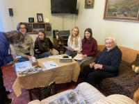 Tým ze ZŠ JAK Louny nahrává pamětnici Zdenku Brejníkovou, leden 2024