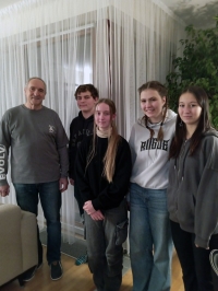 Žáci ZŠ Mendelova s Ludvíkem Jankem během projektu Příběhy našich sousedů