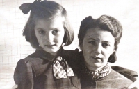Věra Benešová s maminkou – 1945