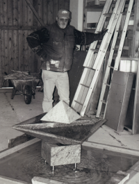 František Svátek s artefaktem do Plzně, rok 2004