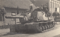Tank naproti poště v Třebechovicích pod Orebem, 1945