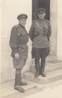Důstojníci Rudé armády, kteří byli ubytováni u rodiny pamětnice, 1945