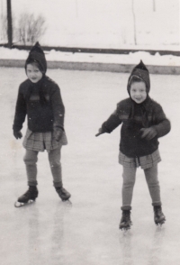 Vlasta Novotná (vlevo) se svou sestrou Růženou, kolem roku 1945