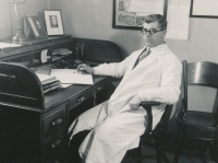 Dědeček Otakar Černý ve funkci ředitele střední školy v Karlíně, asi 1935