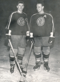 Pamětník (vlevo) s Oldřichem Machačem (vpravo) v dresu TJ Železáren Prostějov