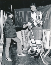 Jaroslav Krupička se svým fanouškem, který si vyrobil transparent "Krupicka," během společného pozápasového setkání, 1972/1973