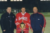 František Kaberle (vlevo), Jaroslav Krupička s reklamním dresem Budweiser, Eduard Novák (vpravo), nedatováno