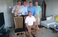 Pamětník (sedí) během sedmdesátin Václava Nedomanského, 2014