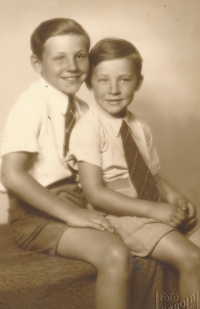 Eduard Krützner (vlevo) s bratrem Jaromírem, první polovina 40. let