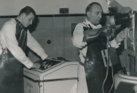 Pamětník v zaměstnání v hygienické stanici (vlevo), první polovina 60. let