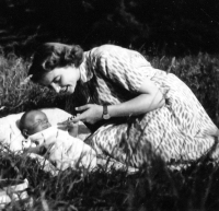 Tomáš Klepek s matkou Zdenou, 1951
