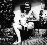 Tomáš Klepek s matkou Zdenou, 1951