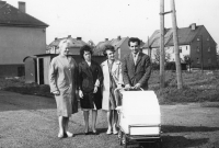 Eftichia Kiprovská s dcerou v kočárku, manželem, matkou a tetou, 60. léta 20. století