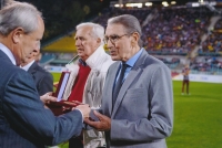 František Knebort (v bílé bundě) při přebírání ceny na Dukle Praha, nedatováno