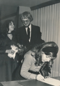 Fotografie ze svatby Karla Navrátila (novomanželé Navrátilovi v pozadí)